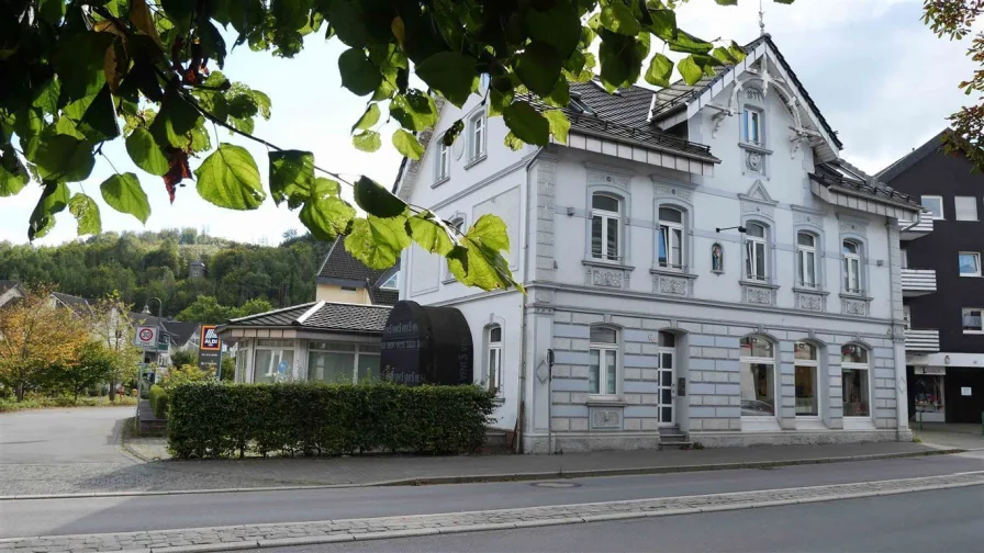 Westgiebel: Terrasse, Zufahrt zum Aldi und Rathaus