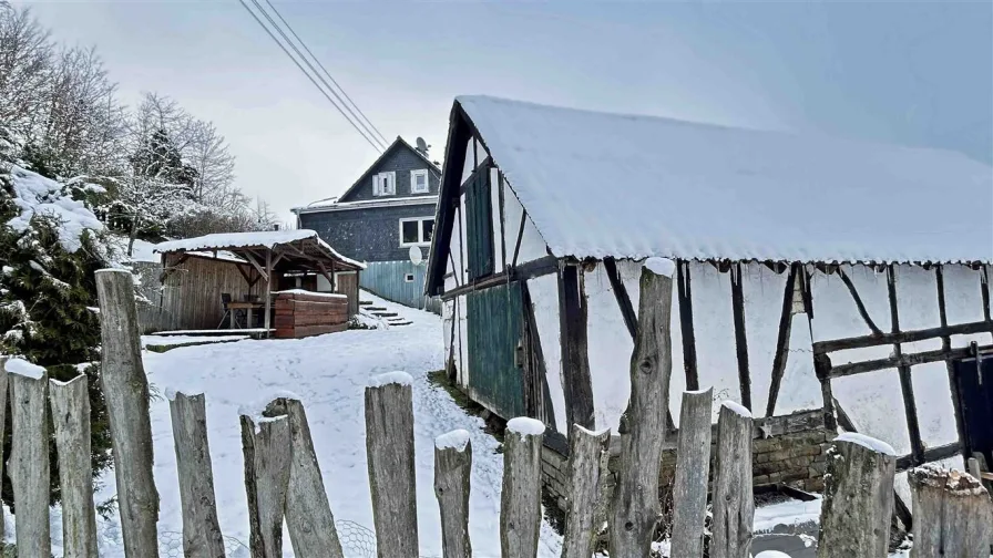 Fachwerkscheune (55 m²), dahinter: Grillhütte