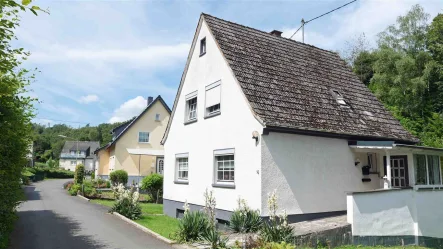 gepflegtes 50er Jahre Wohnhaus in ruhiger Wohnlage - Haus kaufen in Selbach (Sieg) - Sehr preiswert: Wohnhaus mit 2 schönen Wohnungen, Wintergarten und Garage für nur 175.000 €