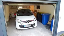 24 m² große Garage mit Werkstatt (Tür links)