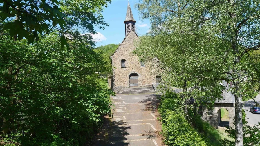 Kirchenvorplatz/lange gepflasterte Auffahrt 