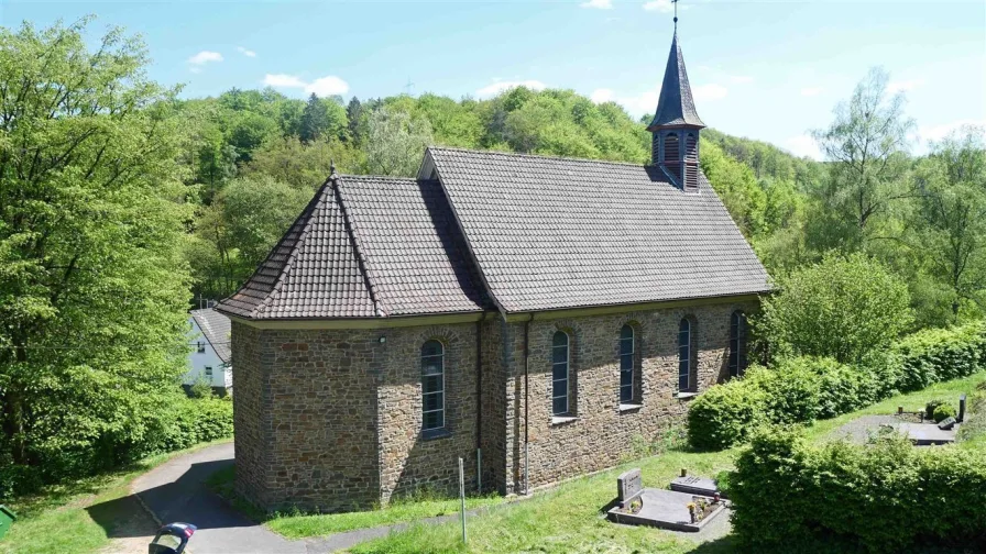 Rückseite mit kleinem, stillgelegtem Friedhof