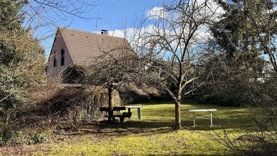 Wohnhaus mit 1.312 m² großem Garten - Haus kaufen in Morsbach , Sieg - Gemütliches Wohnhaus mit besonders großer Terrasse, Garage und Garten 