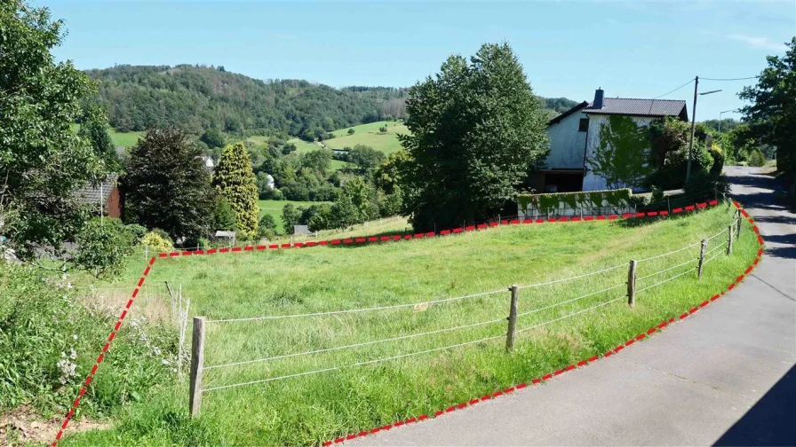 Blick von der Zufahrtseite/  Kapellenweg - Grundstück kaufen in Morsbach , Sieg - Herrlich in der Natur gelegen: 972 m² Baugrundstück mit Blick auf Morsbach