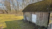 Die Wiese an der Scheune ist komplett eingezäunt