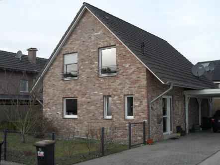 Hausansicht mit Carport-Zufahrt - Haus kaufen in Münster - Schmuckes, junges Einfamilienhaus! Hochinteressant auch für Anleger!