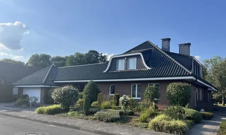 Ansicht - Haus kaufen in Ennigerloh - Repräsentatives Einfamilienhaus mit parkähnlichem Garten im Golddorf Enniger!