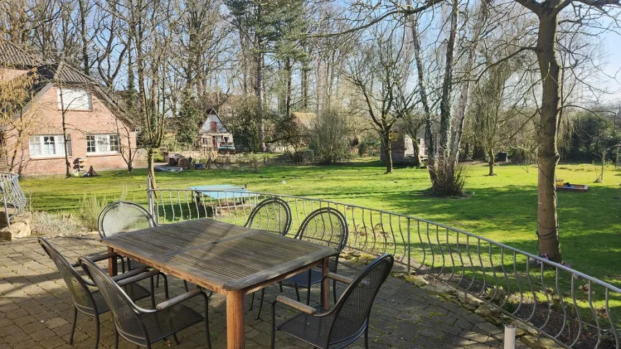 Terrasse mit Blick in den Garten