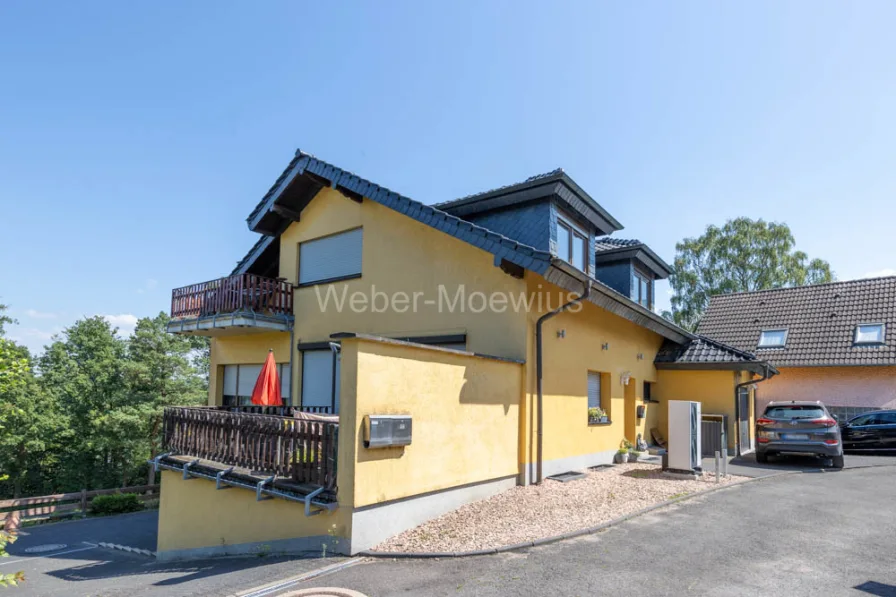 3025 sietliche Hausansicht - Haus kaufen in Overath - Mehrfamilienhaus mit neuer Luft-Wärmepumpe, Terrassen, Balkon, Garagen + Doppelcarport