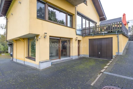 3025 seitliche Hausansicht mit Garage 2 - Haus kaufen in Overath - Generationenhaus mit neuer Luft-Wärmepumpe, Terrassen, Balkon, Garagen + Doppelcarport