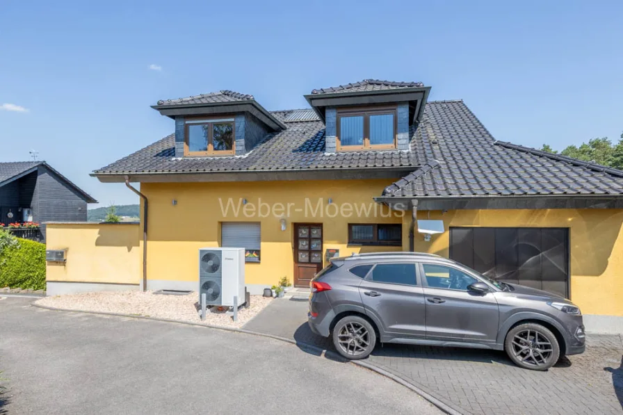 3025 vordere Hausansicht mit Garage