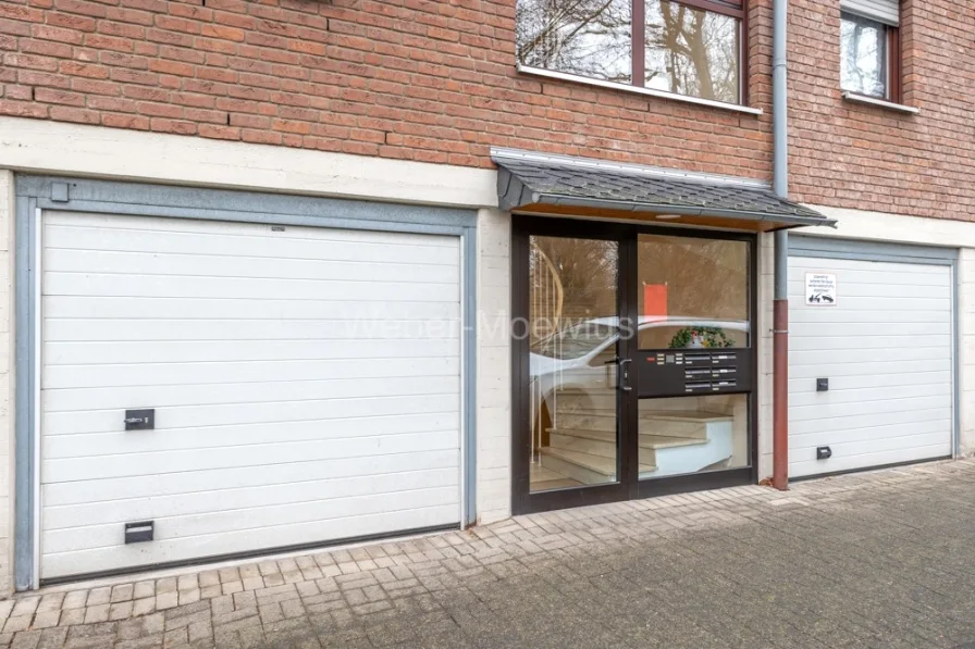 3162 Hauseingang mit Garage