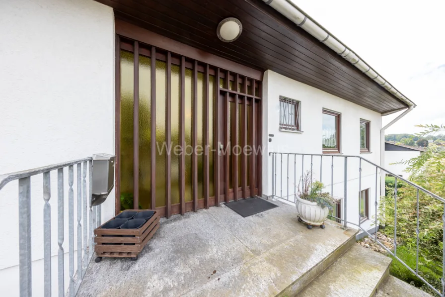 3238 Hauseingangbereich außen - Haus kaufen in Gummersbach - 154 m² Wohnfläche in gepflegtem Einfamilienhaus - 6 Zimmer, Garage, schöner Garten inklusive