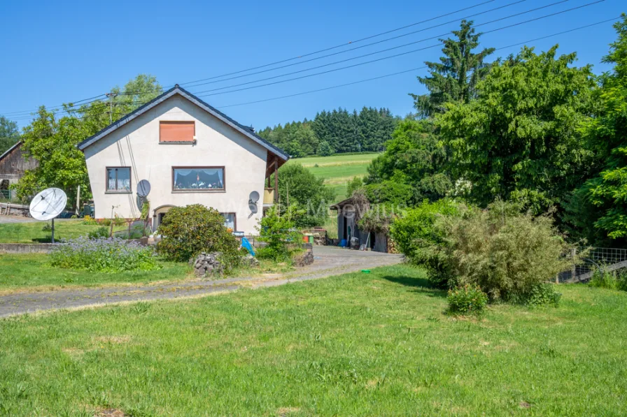 3203 Wohnhaus Sommeransicht b - Haus kaufen in Much / Ophausen - Freistehendes 3-Parteienhaus mit Nebengebäuden (Stallungen, Remisen), 2. Bauparzelle + Weideland