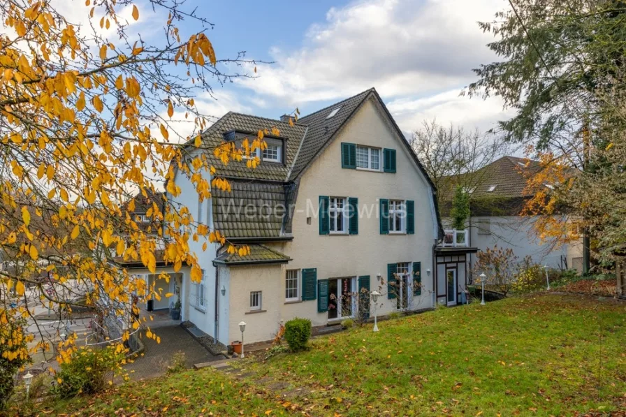 3271 Rückansicht a - Haus kaufen in Gummersbach - Kurzfristig frei: Wohn-/Geschäftshaus: 1 Gewerbe- + 2 Wohneinheiten, Doppelgarage + 7 Stellplätze