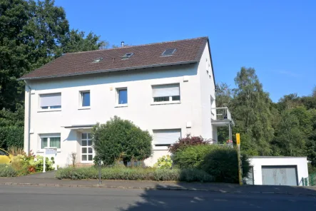 3300 Vorderansicht mit Garagen - Haus kaufen in Bonn / Hoholz - Haus mit 3 Wohneinheiten in ruhiger Wohnlage mit 2 Balkonen, 2 Garagen, 6 Stellplätzen