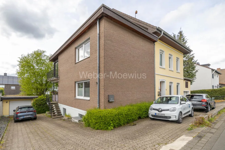 3307 Straßenansicht Anbau - Haus kaufen in Lohmar / Donrath - Freistehendes Zweifamilienhaus mit Vollkeller / 2 Loggien / Garten / 2 Garagen + Stellplätze