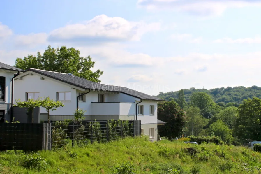 3290 Seitliche Rückansicht - Haus kaufen in Neunkirchen-Seelscheid / Krawinkel - *AUSBAUHAUS* DHH in energieeffizienter Holzbauweise, 5 Zimmer, Balkon und Garage in Naturlage