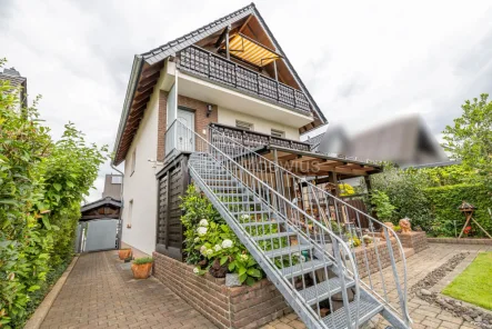 3324 Treppenaufgang Whg 2 - Haus kaufen in Bergisch Gladbach - Gartenoase in begehrter Lage mit Garage und Carport