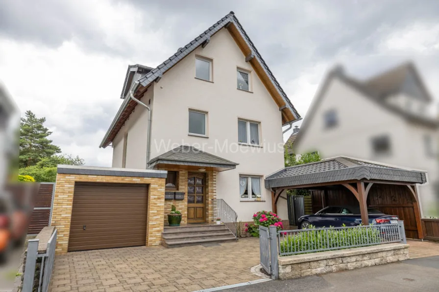 3324 Frontansicht mit Garage + Carport