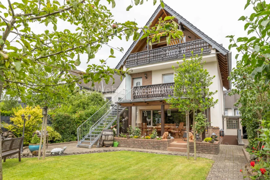 3324 Gartenansicht - Haus kaufen in Bergisch Gladbach - **Ein Haus mit Charme** und mit wunderschönem Garten in attraktiver Lage von Bergisch Gladbach