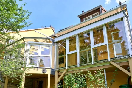 3332 Außenansicht Wintergarten - Haus kaufen in Bonn / Holzlar - Einfamilienhaus (einseitig angebaut) mit Wintergarten, Terrassen, Garten + großem Carport