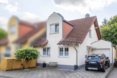 3339 Vorderansicht - Haus kaufen in Neunkirchen-Seelscheid - Topgepflegtes Wohnhaus mit Terrasse, 2 Balkonen, Garten + Garage„Kaufen - Einziehen - Wohlfühlen“