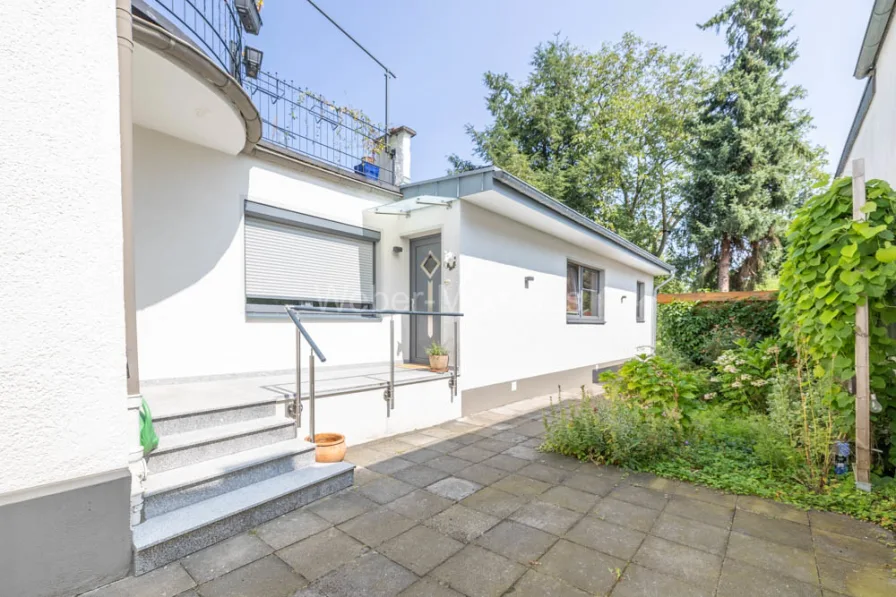 3338 Eingang Wohnung 1 - Haus kaufen in Köln / Wahnheide - Vielseitiges Haus mit Einliegerwohnung, Terrasse, Balkon und großem Garten in zentraler Wohnlage