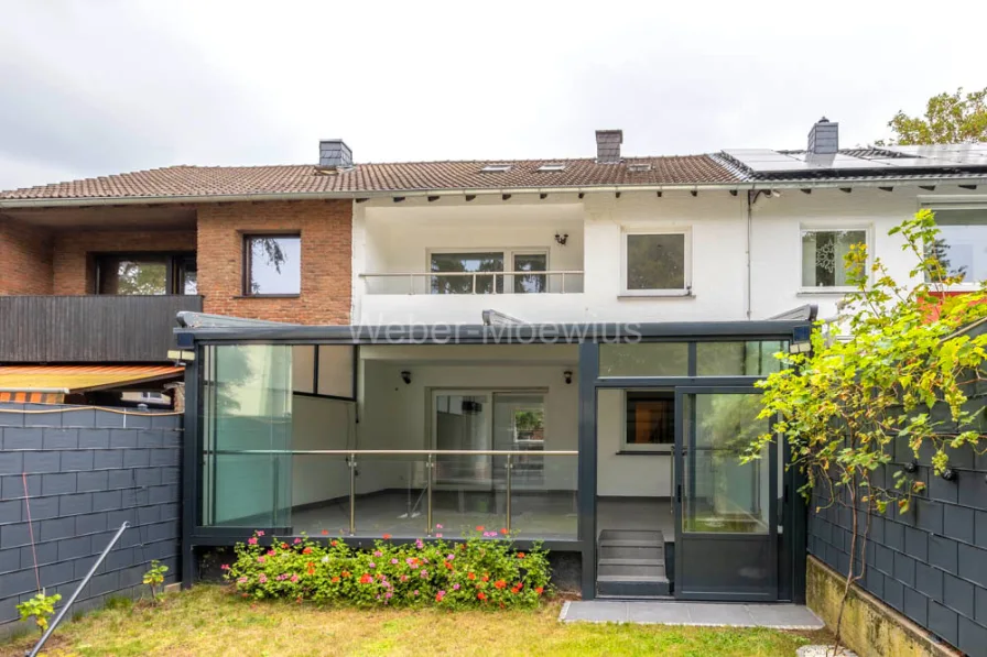 3341 Rückansicht - Haus kaufen in Niederkassel / Lülsdorf - EFH mit überd. Terrasse, Garten, Garage, Stellplatz / 2020 umfangreich modernisiert + saniert