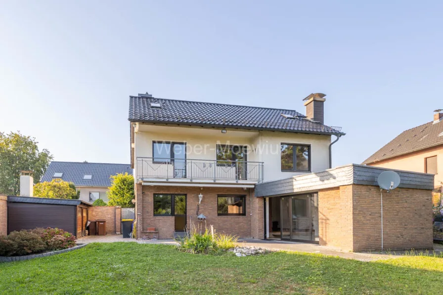 3340 Rückansicht a - Haus kaufen in Wesseling / Keldenich - Freistehendes Einfamilienhaus mit EBK, Parkettböden, Kamin, Balkon, Terrasse, Garten + 2 Garagen