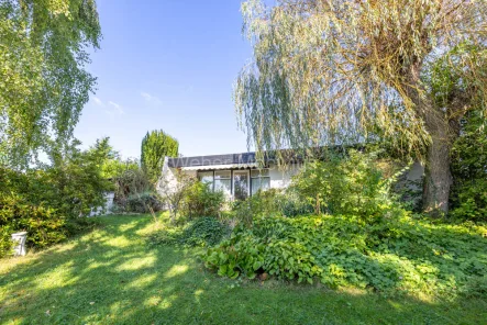 3344 Gartenansicht - Haus kaufen in Meckenheim - Großzügiger Bungalow mit Anbau, schönem Garten und sonniger Terrasse