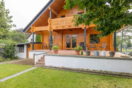 3343 Terrasse und Balkon - Haus kaufen in Grafschaft / Eckendorf - Freistehend + topgepflegt: Blockbohlenhaus mit Einliegerwohnung, Balkon, Terrasse und Garten