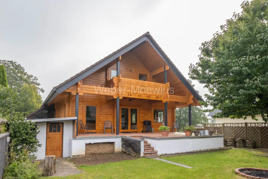 3343 Titelbild - Haus kaufen in Grafschaft / Eckendorf - Freistehend + topgepflegt: Blockbohlenhaus mit Einliegerwohnung, Balkon, Terrasse und Garten