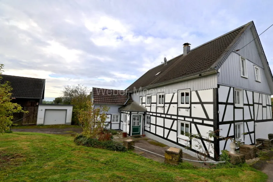 3351 Außenansicht - Haus kaufen in Kürten / Biesenbach - Umgeben von Natur: Einseitig angebautes Fachwerkhaus mit Garten, Garage und Scheune