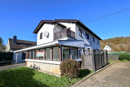 3360 Seitenansicht a - Haus kaufen in Engelskirchen / Steeg - Freistehendes Zweifamilienhaus mit Wintergarten, Balkonen, Terrasse und Garage