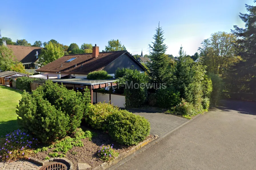 3356 Straßenansicht im Spätsommer - Haus kaufen in Wiehl / Oberbantenberg - Freistehendes 2-Parteienhaus mit 2 Terrassen, Balkon, Garage, 2 Carports + Garten in schöner Lage