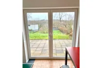 3372 UG Blick auf Terrasse + Garten