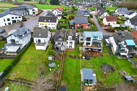 3372 Luftaufnahme Rückansicht a - Haus mieten in Lindlar - Attraktive DHH mit Terrasse, Garten mit Gartenhaus und 3 Stellplätzen