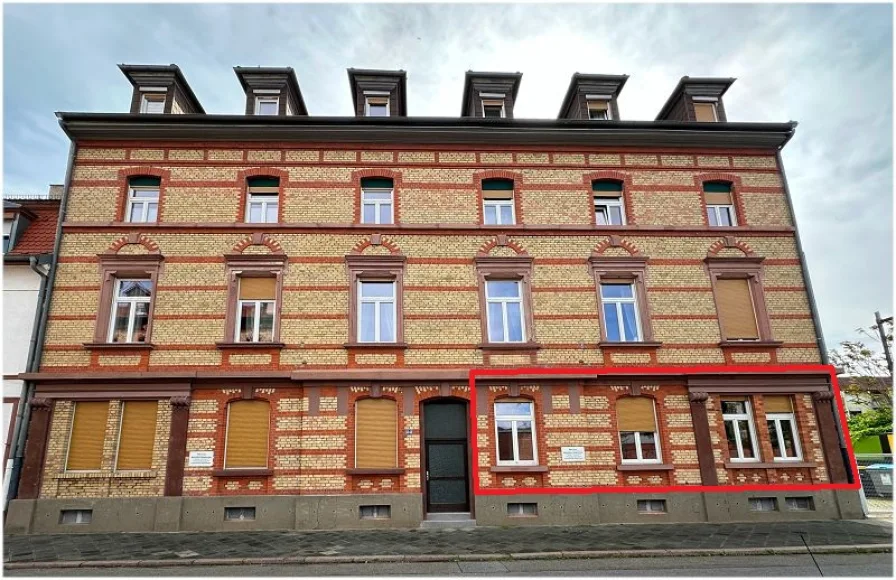 Straßenansicht - Wohnung kaufen in Mannheim - Für Handwerker und Kapitalanleger: Gut geschnittene 3,5-Zimmer-Altbau-wohnung im Erdgeschoss