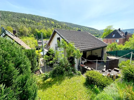 Hausrückseite - Haus kaufen in Lindenberg - RESERVIERT - Ihr neues Familienhaus steht bereit! Viel Platz, großer Garten, 3 Terrassen im idyllischen Lindenberg