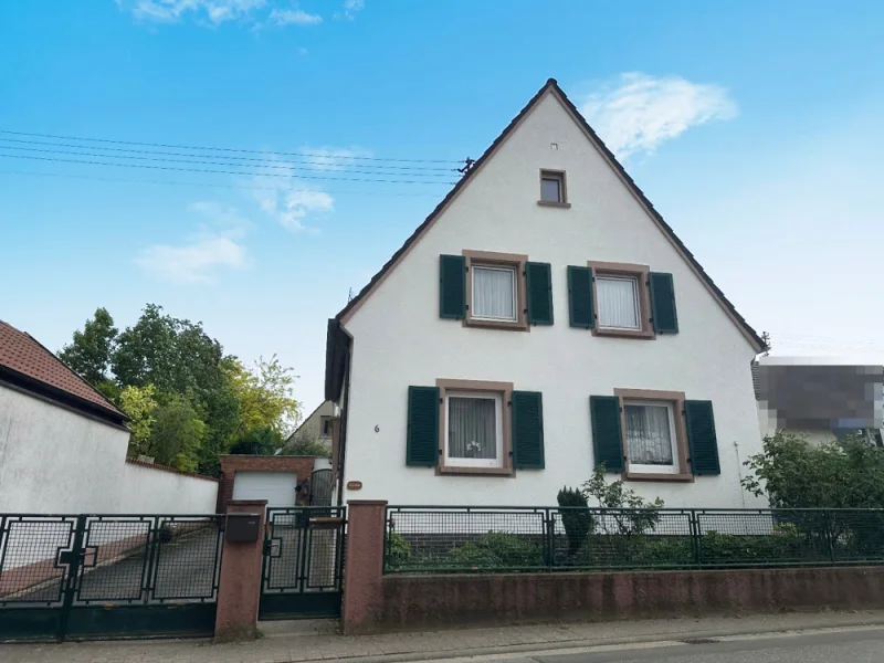 Straßenansicht - Haus kaufen in Hainfeld - Großzügiges Einfamilienhaus mit Terrasse, Balkon, Garten, Hof, Keller und zwei Garagen im Ortskern