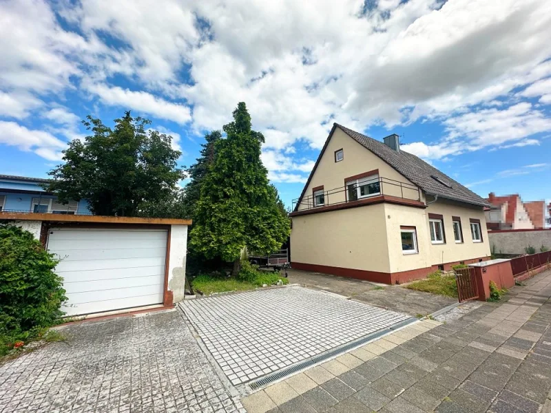 Außenansicht Straßenseite - Haus kaufen in Haßloch - Geräumiges Einfamilienhaus in angenehmer Wohnlage von Haßloch mit Garage und Stellplätzen