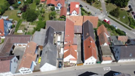 Straßenansicht Drohnenaufnahme - Haus kaufen in Neustadt an der Weinstraße / Geinsheim - Ideal für Mehrgenerationenwohnen: Ein- bis Zweifamilienhaus mit Ausbaupotential und großer Scheune