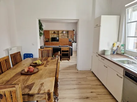 Küche mit Durchgang zum Wohnzimmer - Wohnung kaufen in Landau in der Pfalz / Arzheim - Für Kapitalanleger: Geräumige 3-Zimmer Wohnung mit  Balkon, Vorratsraum und Stellplatz in LD-Arzheim