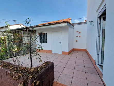 Terrasse mit Geräteschuppen - Wohnung kaufen in Landau in der Pfalz / Arzheim - Stufenloses Wohnen: 2,5 Zimmer-Wohnung mit Terrasse im mediterranen Stil in kleiner Wohneinheit