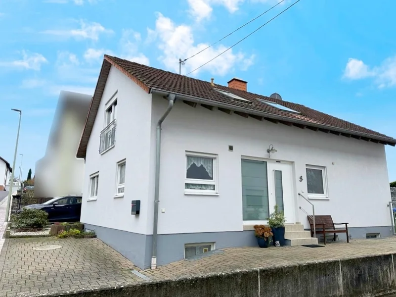 Seitenansicht Straßenseite - Haus kaufen in Esthal - Erleben Sie naturnahes Wohnen! Perfektes Familiendomizil im Grünen mit Süd/West-Garten in ruhiger Lage