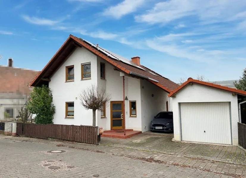 Straßenansicht - Haus kaufen in Mertesheim - Modernisiertes Familienhaus mit herrlichem Blick, Garten, Garage und Ausbaupotential in der Scheune