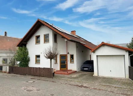 Straßenansicht - Haus kaufen in Mertesheim - Modernisiertes Familienhaus mit herrlichem Blick, Garten, Garage und Ausbaupotential in der Scheune