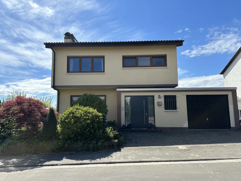 Außenansicht - Haus kaufen in Neustadt an der Weinstraße / Gimmeldingen - Großzügiges Einfamilienhaus mit Süd-Garten und Blick auf den Pfälzer Wald im beliebten Gimmeldingen