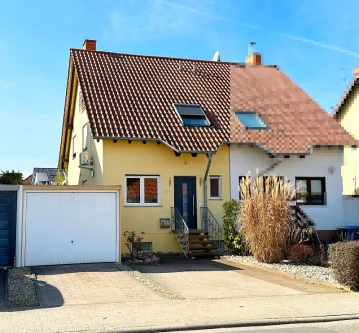 Straßenansicht - Haus kaufen in Meckenheim - Familienglück im neuen Zuhause! Freundliche DHH mit schönem Garten, Terrasse u. Platz für die Familie